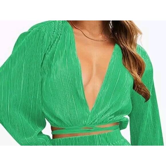 Zaful Women's Top Sz Medium Green Cropped Blouse Coverup Bell Sleeve Low V-neck - Picture 4 of 16